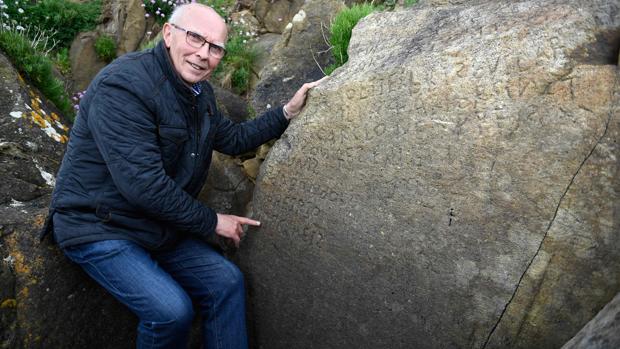 El concejal de patrimonio Michel Paugam muestra las misteriosas incripciones en Plougastel-Daoulas