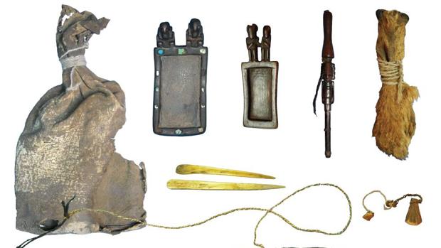 La bolsa de cuero y los objetos del chamán