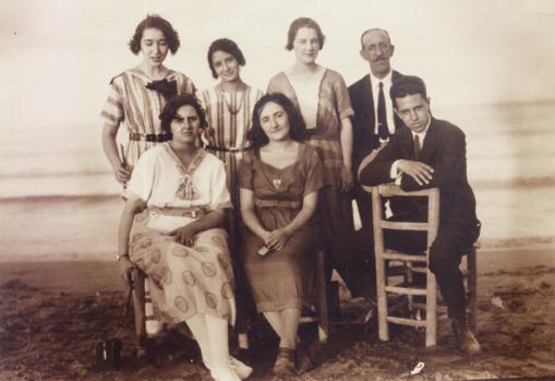 Victorina Durán y Rosa Chacel (sentadas en primera fila), junto con otros amigos
