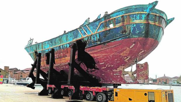 «Barca nostra», la reprensible instalación presentada por Christop Büchel