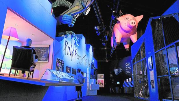 Una vista de la exposición, con el famoso cerdo volador de «Animals»