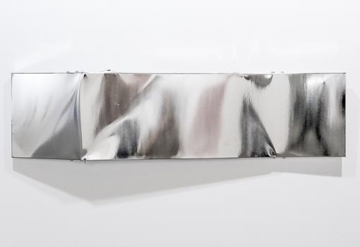 «Espejismo fig.2» (2016). Señal de tráfico siniestrada, pulida y cromada (120 x 40 x 10 cm)
