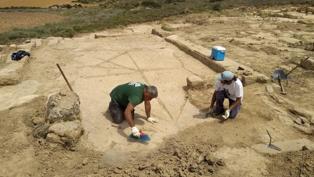 El extraño pavimento descubierto en el yacimiento romano de Los Bañales