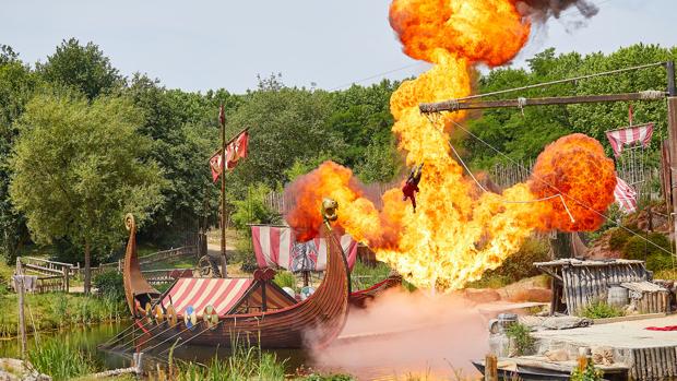 Lengua de fuego durante el espectáculo «Los vikingos», en el parque francés.