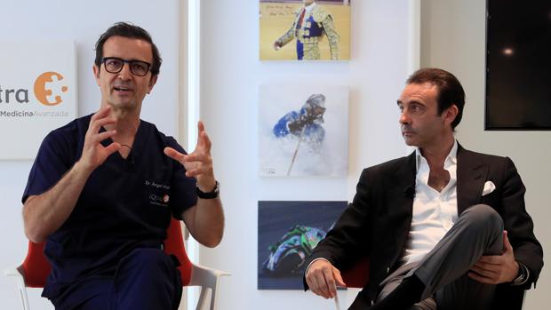 Enrique Ponce, durante la rueda de prensa en una clínica madrileña, con el doctor Ángel Villamor