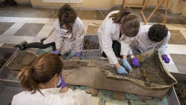 Trabajos en el sarcÃ³fago romano hallado en Granada