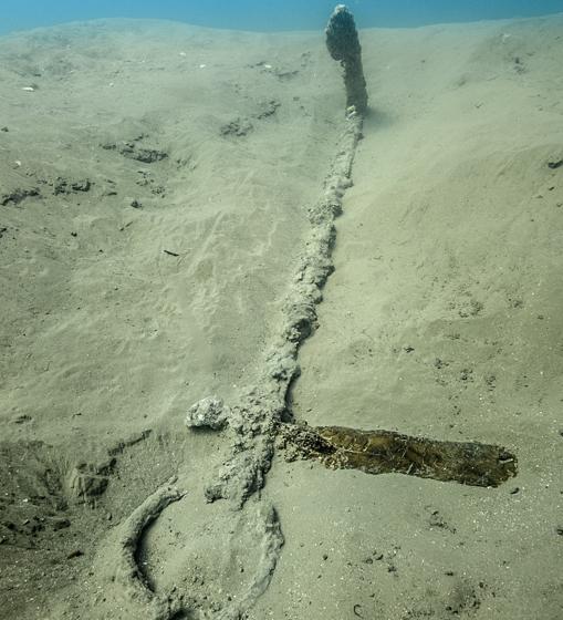 Detalle del ancla de mÃ¡s de tres metros. El anÃ¡lisis del cepo de madera ha demostrado que se hizo entre 1450 y 1530 con roble de Cantabria