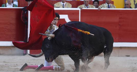 López Simón comienza de rodillas la faena al segundo