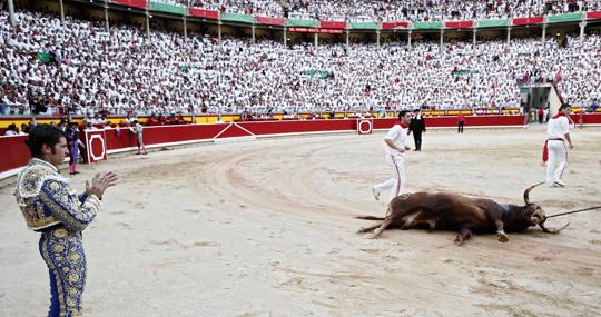 Cayetano aplaude al sexto toro, premiado con la vuelta al ruedo