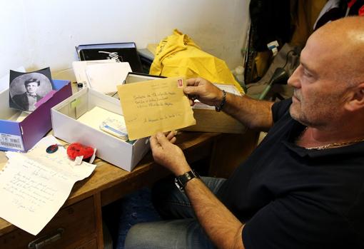 Colin muestra algunas de las cartas a Rimbaud recibidas