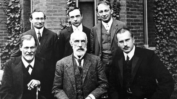 En la imagen (sentados), Freud, Stanley Hall y Jung en la Universidad de Worcester en 1908
