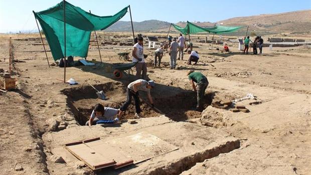 Alumnos del curso de arqueología excavan en el yacimiento romano de Regina