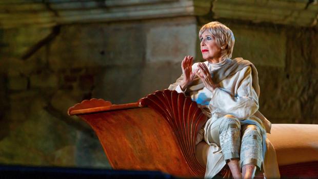 Concha Velasco, en una escena de «Metamorfosis» en el teatro romano de Mérida