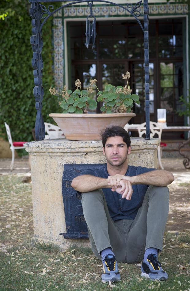 Cayetano Rivera Ordóñez, en el Recreo de San Cayetano, apoyado en el pozo del jardín de los tilos donde se encuentran las cenizas de su abuelo Antonio Ordóñez y de Orson Welles