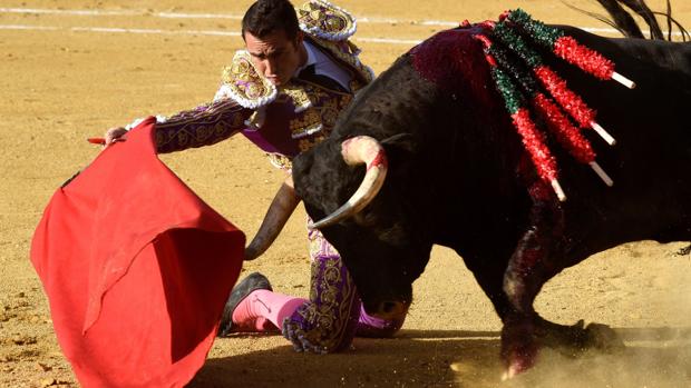 El Fandi comienza de rodillas la faena
