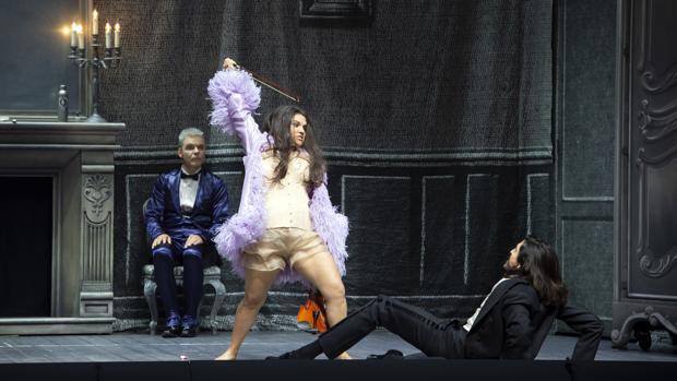 John Styx, Kathryn Lewek y Joel Prieto, en una escena de la obra