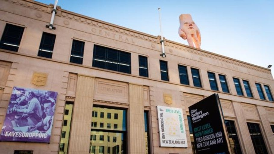 La monstruosa mano con rostro humano de Ronnie van Hout perturba a los habitantes de Wellington