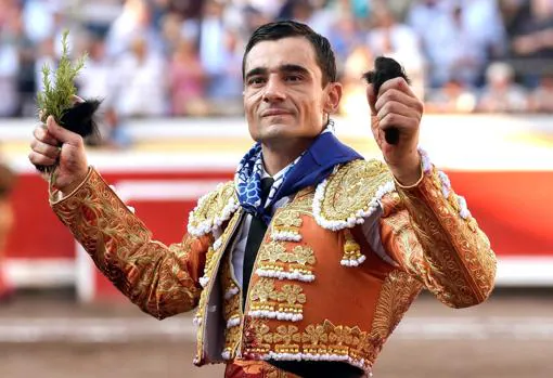 Paco Ureña da feliz la vuelta al ruedo con sus premios