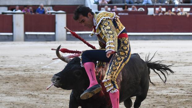 Arturo Macías, en el momento de la cornada con el primer toro