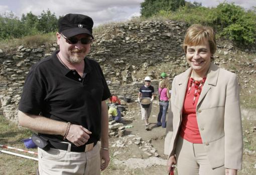 El arqueólogo Eliseo Gil, en 2006 con la entonces consejera de Cultura del Gobierno vasco Miren Azkárate