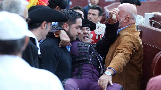 Caco Ramos, con gesto de dolor, es trasladado a la enfermería