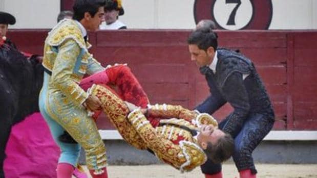 Gonzalo Caballero se tapa la herida con las manos mientras es trasladado a la enfermería (foto Plaza 1)