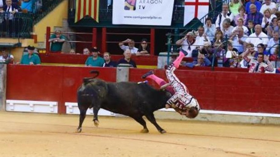 Mariano de la Viña sufre una terrible cornada en la Feria del Pilar