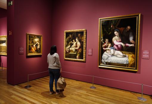 Tres obras de Lavinia Fontana en la exposición. De izquierda a derecha, "Noli me tangere", "La Sagrada Familia con Santa Margarita y San Francisco" y "La Virgen del Silencio"