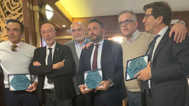 El Cid, Paco March, Ángel González Abad, Germán Estela, Ignacio Fracua y Joaquín Luna, durante la entrega de los premios de la Federación Taurina de Cataluña