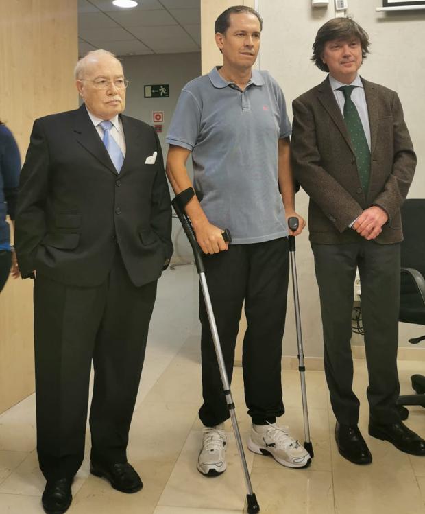 Mariano de la Viña (en el centro con muletas), acompañado por el doctor Val-Carreres y Michel Eguizabal