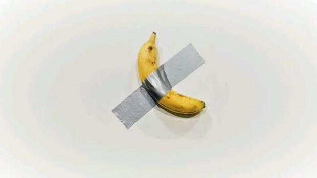 Resultado de imagen para Maurizio Cattelan: una banana pegada a la pared con un trozo de cinta plástica,