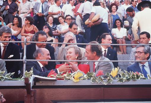 Don Juan Carlos y Doña Pilar conversan animadamente con Victorino Martín en la Corrida de la Prensa de 1990