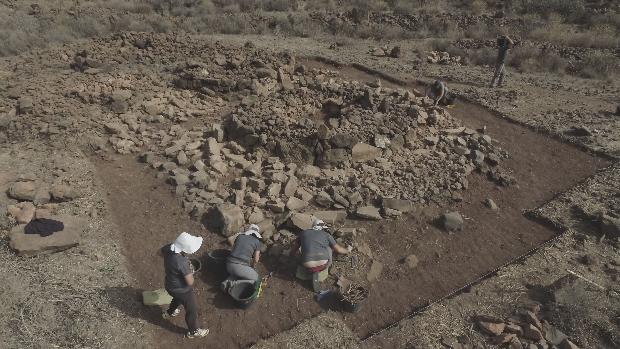 Imagen cedida por la empresa Tibicena Arqueología de la excavación en La Fortaleza, del yacimiento más antiguo de Gran Canaria, en el que se han hallado unas estructuras tumulares desconocidas en las islas