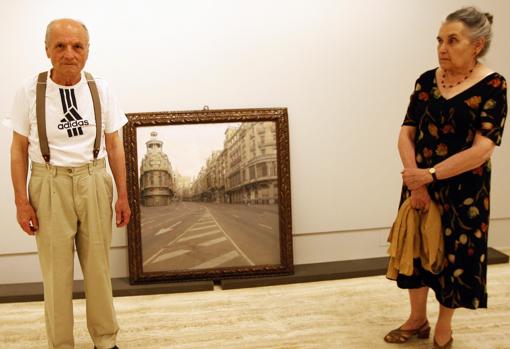 Antonio López y su esposa, MarÃa Moreno, en el Museo Thyssen, junto con su célebre vista de la Gran VÃa