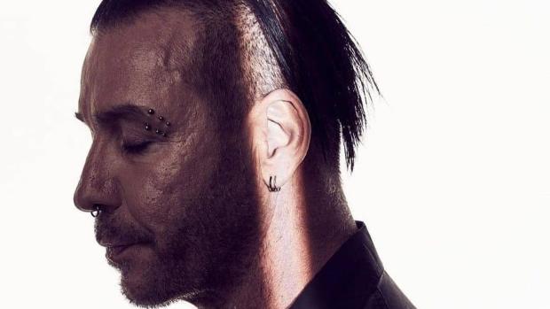 El cantante de Rammstein, Till Lindemann, sale de la UCI y asegura que había ingresado por «una neumonía»