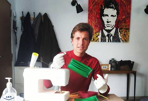 Juan Leal muestra una de las mascarillas