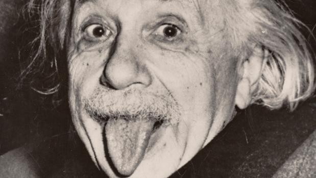 La historia detrás de la célebre foto de Albert Einstein sacando la lengua