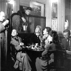 En torno a Jean-Paul Sartre (a la derecha de la imagen), se reunía en el Cafe de Flore de París toda clase de intelectuales