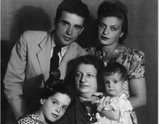 Julián junto a su segunda esposa y sus hijas, Dina y Anuchka