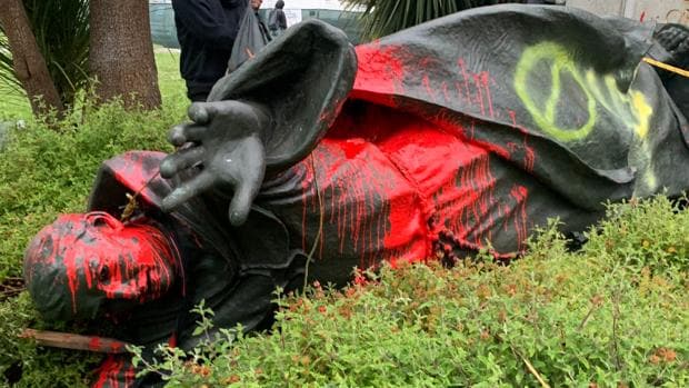 A estátua de Fray Junípero, derrubada