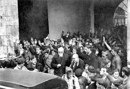 Fotografía tomada a la salida del Paraninfo, tras el acto del día 12 de octubre de 1936.