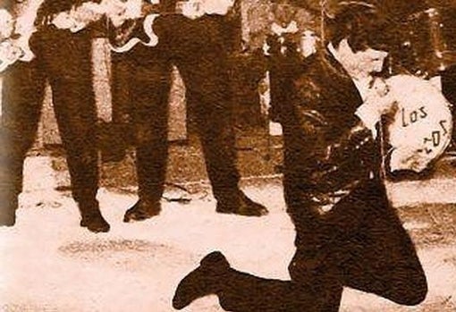 Miguel 'Mike' Ríos, performing with Los Relámpagos in a Matinal del Price