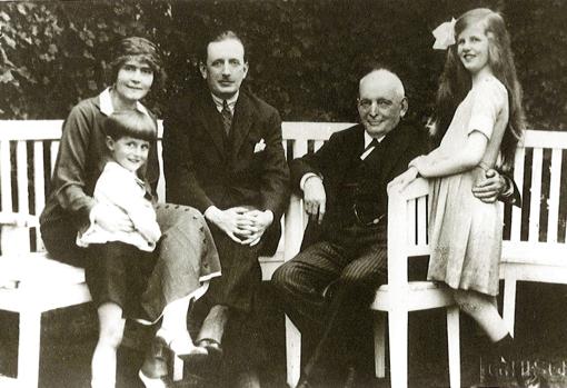 El barón Thyssen de niño, con sus padres, su hermana Gaby y su abuelo August
