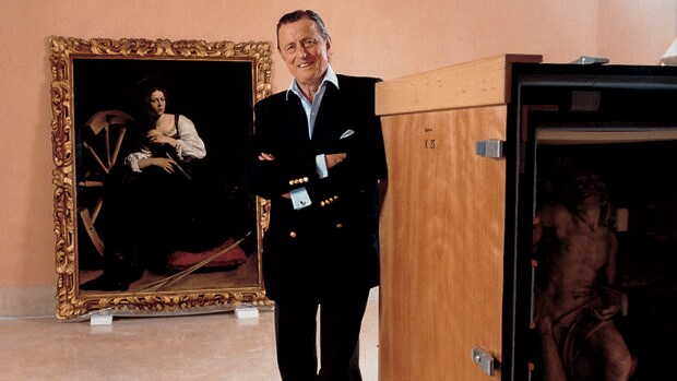 El barón, en el Museo Thyssen, durante los preparativos para su inauguración en 1992. Tras él, ‘Santa Catalina de Alejandría’ de Caravaggio, una de sus obras favoritas