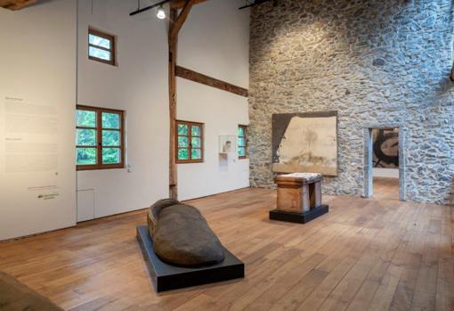 One of the rooms of 'Tàpies en Zabalaga'