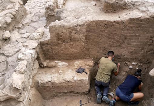 Excavación de uno de los ambientes asociados a la muralla, con la pared de adobe en excelente estado de conservación, en septiembre de 2020