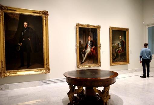 In the foreground, table of the Council of Ministers of Fernando VII. Behind, from left to right, portrait of the Duke of Osuna painted by Federico de Madrazo; portrait of Ramón de Santillán, by José Gutiérrez de la Vega, and portrait of Pedro Salaverría painted by Federico de Madrazo