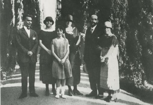 Lorca, a la izquierda, con Juan Ramón Jiménez, a la derecha, en el Paseo de los Cipreses del Generalife en 1924