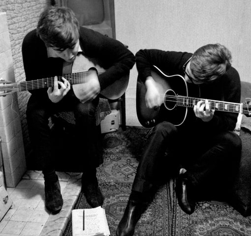 McCartney y Lennon, en 1962 escribiendo ''I Saw Her Standing There'