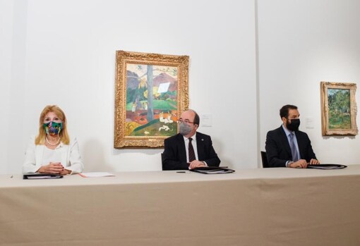 Carmen Thyssen, Miquel Iceta and Borja Thyssen, during the signing